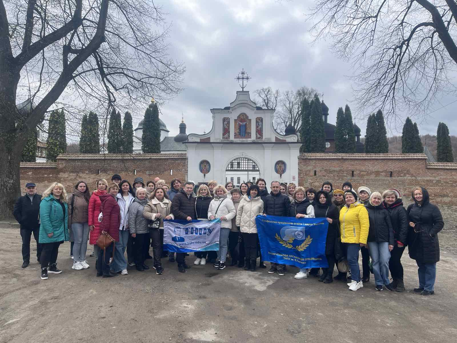  Перед входом до Крехівського монастиря.jpg